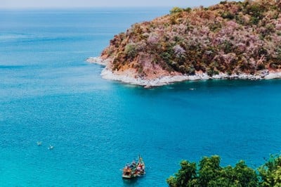 บังบอกว่า ข้างล่างไปนี้เป็นจุดที่นักท่องเที่ยวชอบเช่าเรือคายัคพายเล่น 