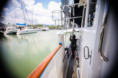 เจ้าของเรือบอกว่า ลำนี้เคยผ่านคลื่นยักษ์ 5 ม. มาแล้ว ตอนล่องผ่านมาเลเซียเกิดพายุ