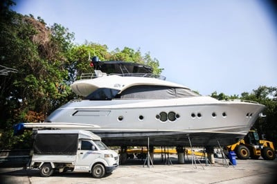 บนท่าเรือ จะเป็นจุดดูแลบำรุงรักษาเรือ ค่าจอดเรือบนบกแทบจะสูงเท่าราคาจอดในน้ำ