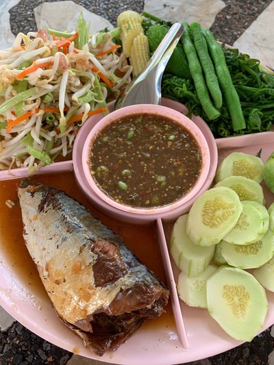 ชุดน้ำพริกกะปิ ปลาทูต้มหวาน ผักสด ผักลวก ผักดอง