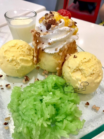 ไอศกรีมข้าวเหนียวมะม่วง ทรีโอ้