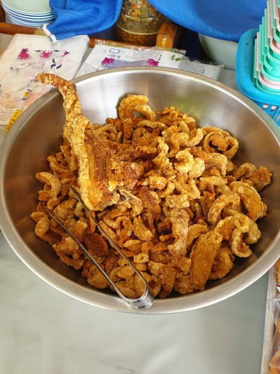 แคบหมูเมืองพร้อมน้ำจิ้ม