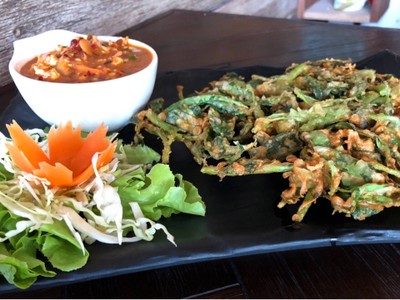 ยำผักบุ้งทอดกรอบ