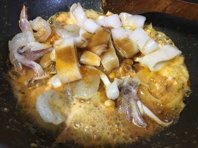วิธีทำ ปลาหมึก กุ้ง ผัดเซลารี่ไข่เค็ม วิธีทำ ปลาหมึก กุ้ง ผัดเซลารี่ไข่เค็ม