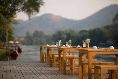 บรรายากาศ River Romance ห้องอาหารสุดโรแมนติคริมแม่น้ำแคว