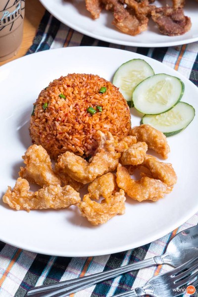 ข้าวผัดน้ำพริกตาแดงไก่ทอด