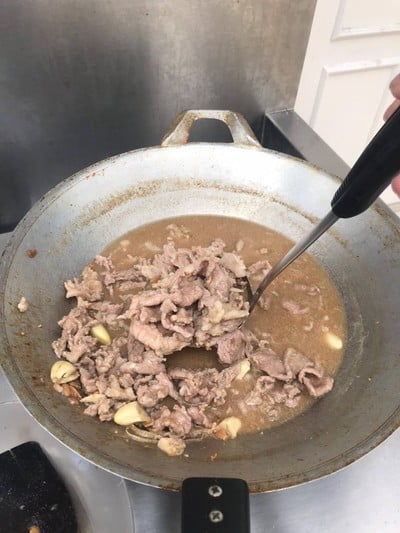 วิธีทำ เส้นใหญ่ราดหน้าหมู/ Fried Noodle with Thick Sauce