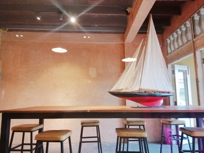 จุดแรกที่สะดุดตาร้านนี้คือเรือใบน้อยๆนี่เลย