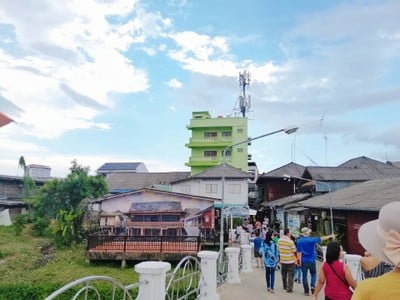 สะพานเชื่อมระหว่างชุมชนเก่ากับวัดคริสต์