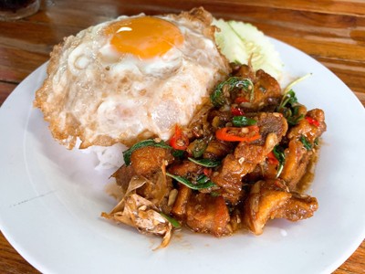 กระเพราหมูกรอบราดข้าวไข่ดาว