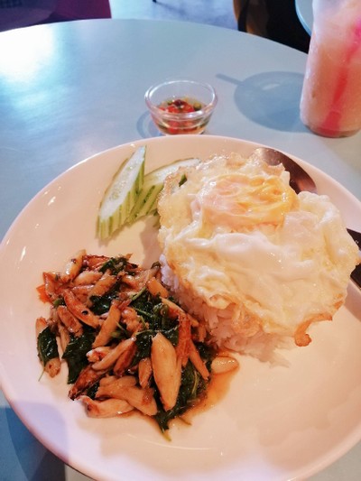 ข้าวผัดกระเพรา​ปูไข่ดาว