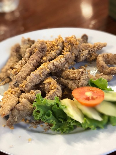 เนื้อแกะแล้ว ทอดกระเทียมกรอบๆ 