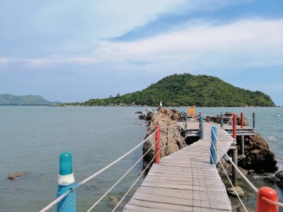 บรรยาก​าศทางเดินไปเจดีย์​กลางน้ำ