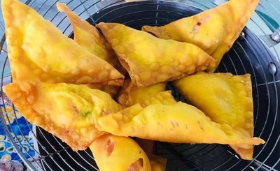 เป็นเกี้ยวห่อหมูสับหมักปรุงรสอร่อย นุ่มใน กรอบนอก เสริบมาพร้อมน้ำจิ้มแม่ประนอมเพ