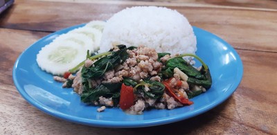 ผัดกระเพราหมูสับราดข้าว