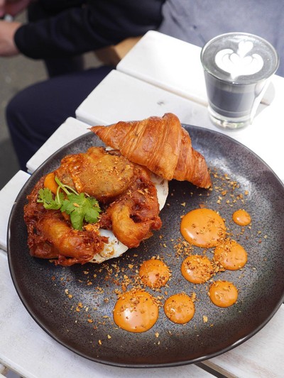 Signature Croissant Burger ($25AUD ~560฿)