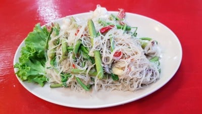 เส้นหมี่ผัดกระเฉด