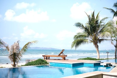 สระว่ายน้ำสวย ที่วำคัญวิวทะเลด้วย