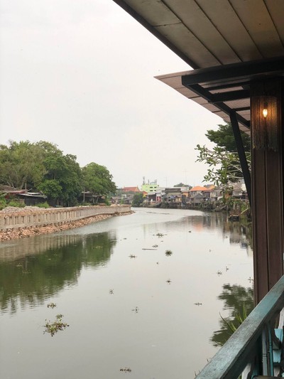 เลือกโต๊ะติดริมแม่น้ำ