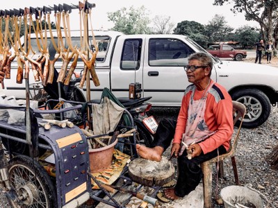 แวะมาอุดหนุนคุณลุงกันได้อยู่ด้านล่างวัดก่อนขึ้นบันได