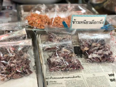 บรรดาขนมที่ซื้อมา 