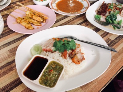 นำ้ราดหมูกรอบต้องชิดซ้าย เมื่อเจอร้านโก๋ตี๋ เพราะที่นี่เขาทานกับนำ้จิ้ม