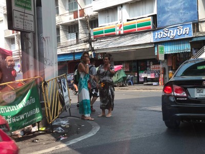 ฝรั่งใส่ชุดมัดย้อม 