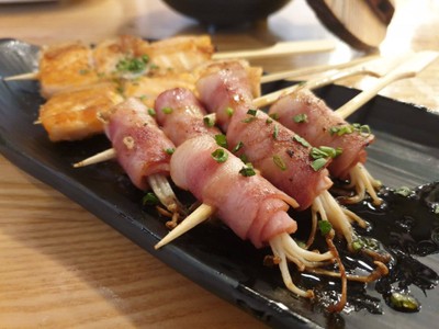 เบคอนพันเห็ดเข็มทอง, ท้องปลาแซลมอนเสียบไม้ย่าง