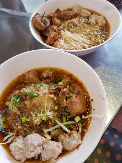 เมนูของร้าน ก๋วยเตี๋ยวไก่เจ๊โหนก