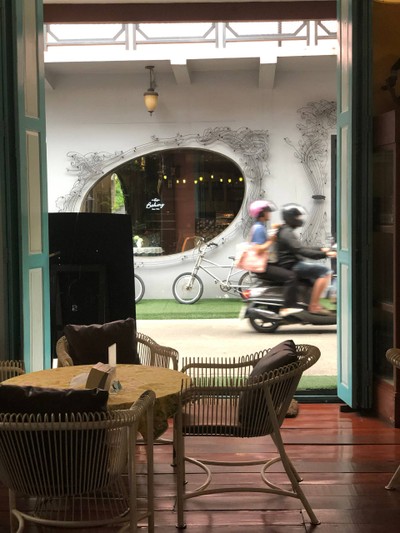 มองออกไปนอนร้าน