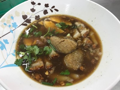 ก๋วยจั๊บน้ำข้นหมูกรอบ+ไข่ พิเศษ