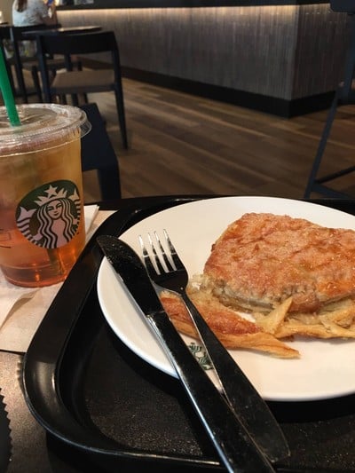 ด้านซ้ายเป็น Earl Grey Tea No Syrup หอม อร่อย ดื่มง่าย ราคา tall 105 บาท,ด้านขวาเป็น Pie Apple ด้านในไส้อัดเต็ม ค่อนข้างหวาน ราคา 75 บาทค่ะ