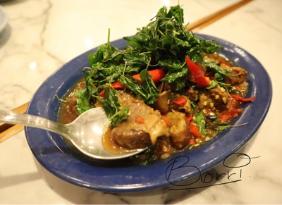 หมูตุ๋นผัดกะเพรากรอบ