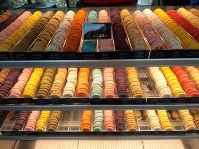 มากาลองสีฉูดฉาด