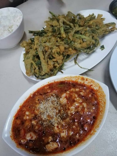 ยำผักบุ้งทอดกรอบ