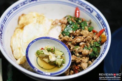ข้าวผัดกระเพราหมูสับ + ไข่ดาว