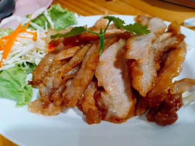 คอหมูแท้ๆๆ นุ่มเด้งฟินมากๆ กับน้ำจิ้มแจ่ว อย่างยัว