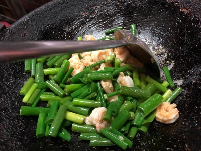 วิธีทำ ผัดดอกหอมกุ้งแชบ๊วย วิธีทำ ผัดดอกหอมกุ้งแชบ๊วย