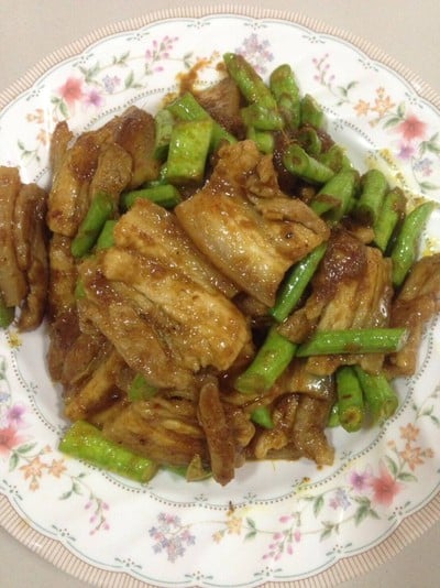 “ผัดพริกแกงใต้ถั่วฝักยาวใส่หมูสามชั้น”