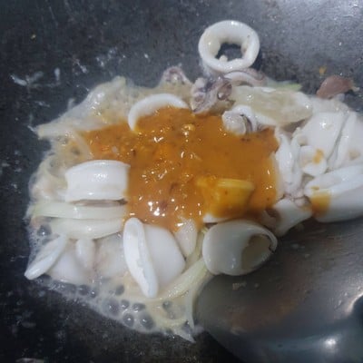 วิธีทำ หมึกผัดไข่เค็ม วิธีทำ หมึกผัดไข่เค็ม