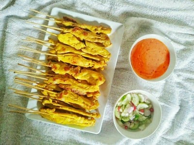 หมูสะเต๊ะพร้อมเครื่องจิ้ม