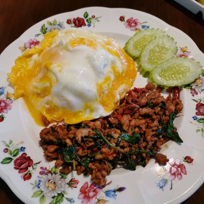 ข้าวไข่ลาวาทรงเครื่องหมู