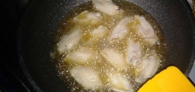 วิธีทำ ปีกไก่ทอดซีอิ๊ว(No ชูรส ) วิธีทำ ปีกไก่ทอดซีอิ๊ว(No ชูรส )