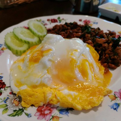 ข้าวไข่ลาวาทรงเครื่องหมู