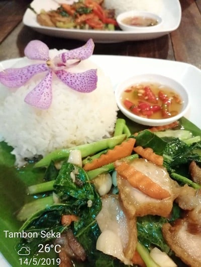 อาหาร หรือ เครื่องดื่ม