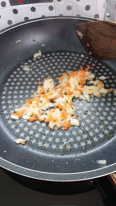 วิธีทำ ไส้กรอกผัดซอสมะเขือเทศ