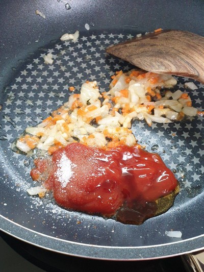 วิธีทำ ไส้กรอกผัดซอสมะเขือเทศ