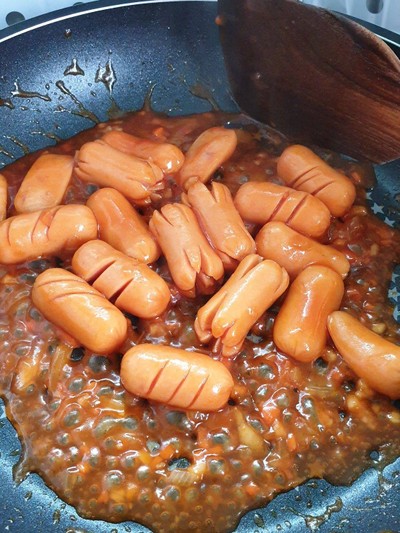 วิธีทำ ไส้กรอกผัดซอสมะเขือเทศ