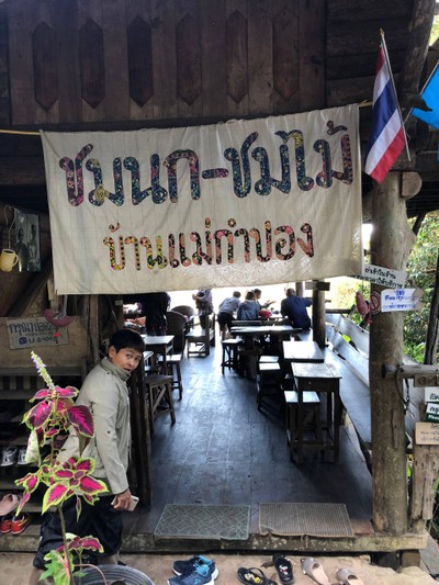 ร้านเล็กๆในที่สูงและคนเยอะมาก
