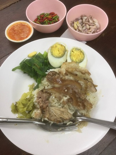 ข้าวขาหมู เนื้อหนังไข่